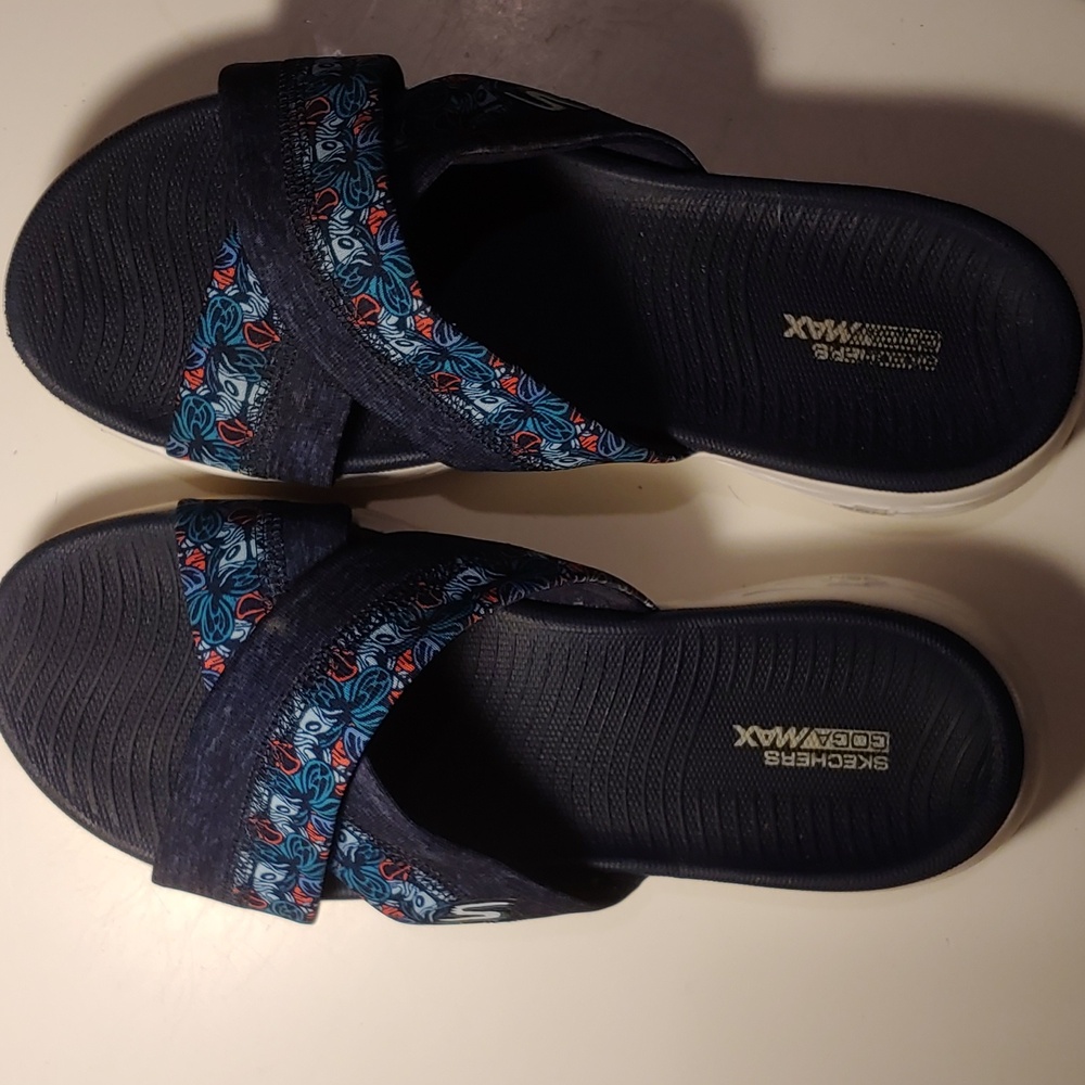 Ladies Sketchers on the go -GogaMax sandals Size 10